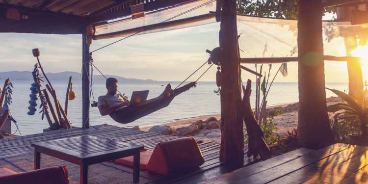 Hybride Arbeit. Im Büro oder am Strand?